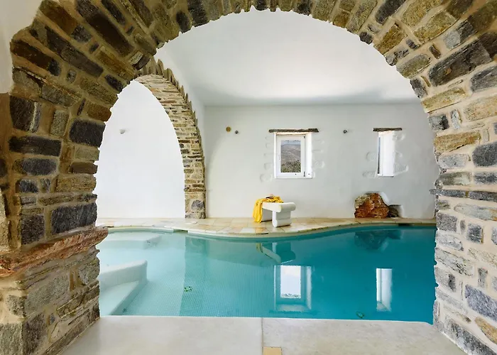 Aeolos With 2 Private Pools *